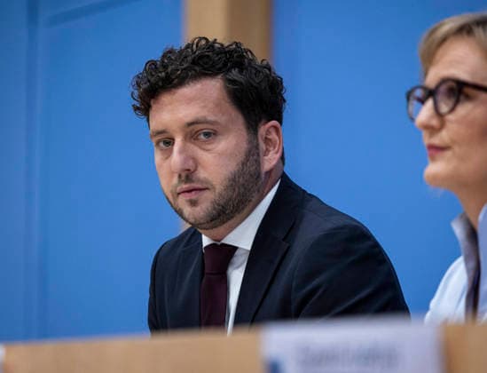 (R-L) Franziska Brantner, Co-Vorsitzende von Buendnis 90 Die Gruenen, und Felix Banaszak, Co-Vorsitzender von Buendnis 90 Die Gruenen, aufgenommen im Rahmen der Pressekonferenz zur Vorstellung des Leitantrages Unser Plan fuer Deutschland Berlin, 08.10.2026. Berlin Deutschland Copyright: xRubyxTilkornx