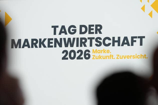 Tag der Markenwirtschaft 2026 Autor und Redner Stefan Kolev auf der Buehne bei seinem Impulsvortrag beim Tag der Markenwirtschaft 2026, Berlin, 08.10.2026 Berlin Berlin Deutschland