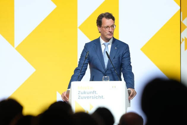 Tag der Markenwirtschaft 2026 NRW Ministerpraesident Hendrik Wuest auf der Buehne beim Tag der Markenwirtschaft 2026, Berlin, 08.10.2026 Berlin Berlin Deutschland