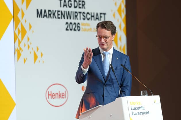 Tag der Markenwirtschaft 2026 NRW Ministerpraesident Hendrik Wuest auf der Buehne bei seiner Laudato auf Tim Hottges als Gewinner von Mensch Marke beim Tag der Markenwirtschaft 2026, Berlin, 08.10.2026 Berlin Berlin Deutschland