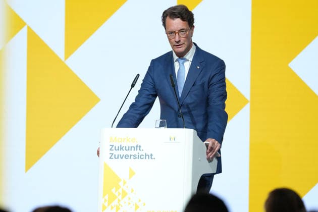 Tag der Markenwirtschaft 2026 NRW Ministerpraesident Hendrik Wuest auf der Buehne bei seiner Laudato auf Tim Hottges als Gewinner von Mensch Marke beim Tag der Markenwirtschaft 2026, Berlin, 08.10.2026 Berlin Berlin Deutschland