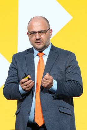 Tag der Markenwirtschaft 2026 Autor und Redner Stefan Kolev auf der Buehne bei seinem Impulsvortrag beim Tag der Markenwirtschaft 2026, Berlin, 08.10.2026 Berlin Berlin Deutschland