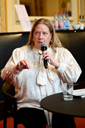 Kathy Kelly beim Pressegespräch und Präsentation des 16. HOPE-Award zur 18. Hope Gala 2026 im Schauspielhaus Dresden. Dresden, 08.10.2026