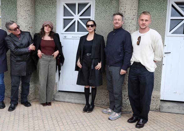 Ben Hardy, Zoe Adjani, Stephen Wooley, Amira Casar, and Thibault de Montalembert at the unveiling of Amira Casar’s beach hut on Dinard Beach during the 37th Dinard British and Irish Film Festival, France, on October 8, 2026. Denis Guignebourg, Bestimage. 37th Dinard British Irish Film Festival on October 8, 2026, in Dinard, France. Dinard, France  Copyright: xDenisxGuignebourgx xBestimagexDenisxGuignebourgx xBestimagex