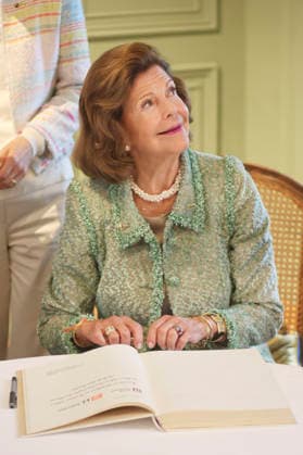 Königin Silvia von Schweden beim Eintrag ins Goldene Buch der Stadt Konstanz zum Jubiläum der Mentor-Stiftung auf der Insel Mainau. Mainau, 08.10.2026