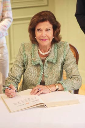 Königin Silvia von Schweden beim Eintrag ins Goldene Buch der Stadt Konstanz zum Jubiläum der Mentor-Stiftung auf der Insel Mainau. Mainau, 08.10.2026