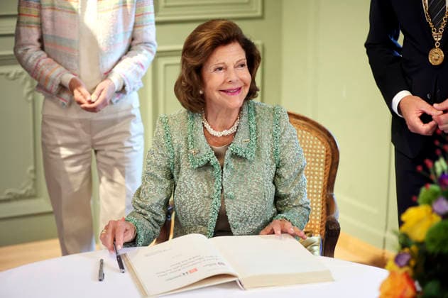 Königin Silvia von Schweden beim Eintrag ins Goldene Buch der Stadt Konstanz zum Jubiläum der Mentor-Stiftung auf der Insel Mainau. Mainau, 08.10.2026
