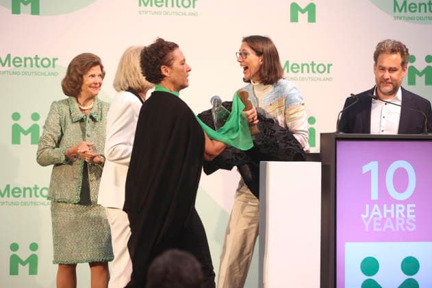 Königin Silvia von Schweden, Sybille Perez, Monika Brandt, Bettina Gräfin Bernadotte und Moritz Ritter bei der Verleihung vom Mentor-Zukunftspreis beim Jubiläum der Mentor-Stiftung auf der Insel Mainau. Mainau, 08.10.2026