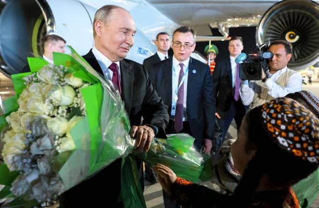 Turkmenistan Russia 9260580 08.10.2026 Russian President Vladimir Putin is welcomed upon arrival at Turkmenbashi International Airport in Turkmenbashi, Turkmenistan. Vladimir Smirnov Sputnik Turkmenbashi Turkmenistan  Copyright: xVladimirxSmirnovx