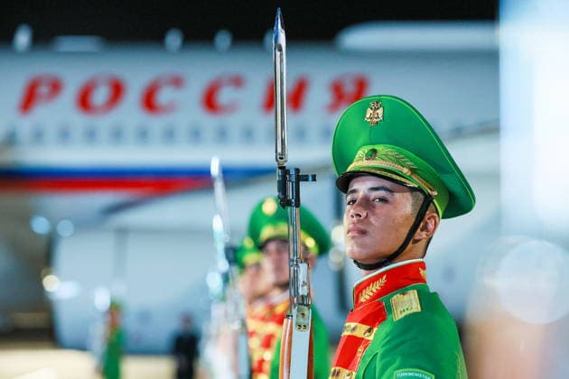 TURKMENISTAN, BALKAN PROVINCE - OCTOBER 8, 2026: A guard of honour attends a ceremony to welcome Vladimir Putin, President of Russia, ahead of a meeting of the CIS (Commonwealth of Independent States) Council of Heads of State in Turkmenbasy. Vladimir Smirnov TASS  98954938