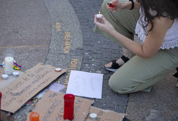 Protesters at Sol Square Stand by Their Demands for Affordable Housing Flowers and candles in tribute to Maricarmen Abascal during the housing protest at Puerta del Sol on October 8, 2026, in Madrid, Spain. The encampment at Sol has spilled over into the square, and the protesters are maintaining their demands against evictions and exorbitant rents. The Official State Gazette (BOE) published yesterday, October 7, the new version of the housing and rent decrees that the Council of Ministers had approved the previous day OCTOBER 8, 2026, Madrid, Spain  Copyright: xEduardoxParrax 7829169