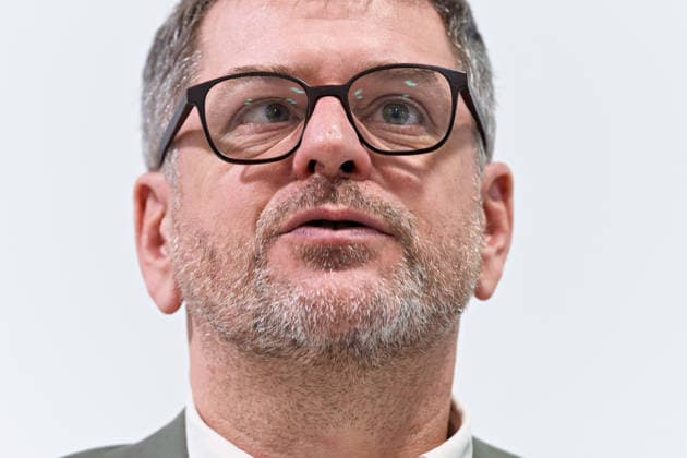 Berlin, 08.10.2026: Werner Graf (Bündnis 90 Die Grünen) spricht beim gemeinsamen Pressestatement von Die Linke Berlin, Bündnis 90 Die Grünen Berlin und SPD Berlin nach Abschluss der Vorgespräche im Foyer des Hauses der Statistik. Pressestatement von Linke, Grünen und SPD in Berlin