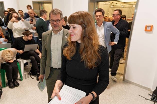 Berlin, 08.10.2026: Kerstin Wolter-Ehling (Die Linke, vorn), Werner Graf (Bündnis 90 Die Grünen, l.) und Steffen Krach (SPD, hinten M.) gehen nach Abschluss der Vorgespräche von Die Linke Berlin, Bündnis 90 Die Grünen Berlin und SPD Berlin an wartenden Journalisten vorbei zum gemeinsamen Pressestatement im Foyer des Hauses der Statistik. Pressestatement von Linke, Grünen und SPD in Berlin