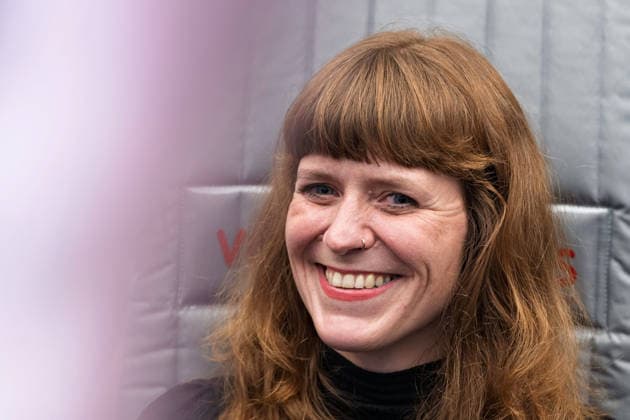 Berlin, 08.10.2026: Kerstin Wolter-Ehling (Die Linke) lacht nach dem gemeinsamen Pressestatement von Die Linke Berlin, Bündnis 90 Die Grünen Berlin und SPD Berlin zum Abschluss der Vorgespräche im Fahrstuhl des Hauses der Statistik. Pressestatement von Linke, Grünen und SPD in Berlin