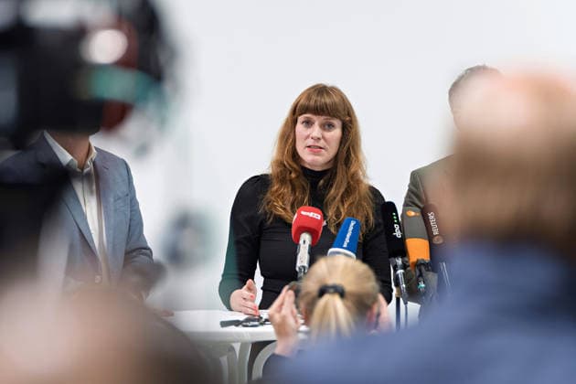 Berlin, 08.10.2026: Kerstin Wolter-Ehling (Die Linke) spricht beim gemeinsamen Pressestatement von Die Linke Berlin, Bündnis 90 Die Grünen Berlin und SPD Berlin nach Abschluss der Vorgespräche im Foyer des Hauses der Statistik, im Vordergrund Medienvertreter. Werner Graf und Steffen Krach sind verdeckt nicht zu sehen Pressestatement von Linke, Grünen und SPD in Berlin
