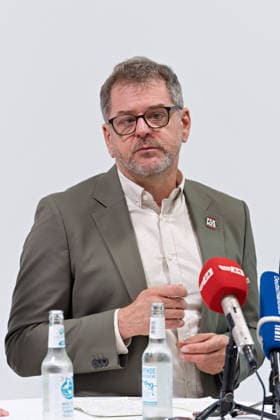 Berlin, 08.10.2026: Werner Graf (Bündnis 90 Die Grünen) gestikuliert beim gemeinsamen Pressestatement von Die Linke Berlin, Bündnis 90 Die Grünen Berlin und SPD Berlin nach Abschluss der Vorgespräche im Foyer des Hauses der Statistik hinter den Mikrofonen der Medien. Pressestatement von Linke, Grünen und SPD in Berlin