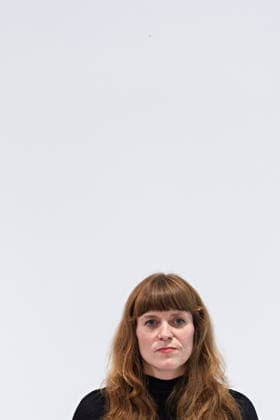 Berlin, 08.10.2026: Kerstin Wolter-Ehling (Die Linke) hört beim gemeinsamen Pressestatement von Die Linke Berlin, Bündnis 90 Die Grünen Berlin und SPD Berlin nach Abschluss der Vorgespräche im Foyer des Hauses der Statistik zu. Pressestatement von Linke, Grünen und SPD in Berlin