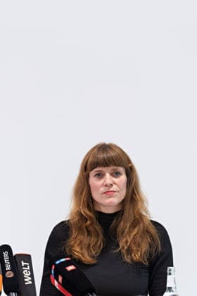 Berlin, 08.10.2026: Kerstin Wolter-Ehling (Die Linke) steht beim gemeinsamen Pressestatement von Die Linke Berlin, Bündnis 90 Die Grünen Berlin und SPD Berlin nach Abschluss der Vorgespräche im Foyer des Hauses der Statistik hinter den Mikrofonen der Medien. Pressestatement von Linke, Grünen und SPD in Berlin