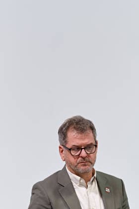Berlin, 08.10.2026: Werner Graf (Bündnis 90 Die Grünen) blickt beim gemeinsamen Pressestatement von Die Linke Berlin, Bündnis 90 Die Grünen Berlin und SPD Berlin nach Abschluss der Vorgespräche im Foyer des Hauses der Statistik nach unten. Pressestatement von Linke, Grünen und SPD in Berlin