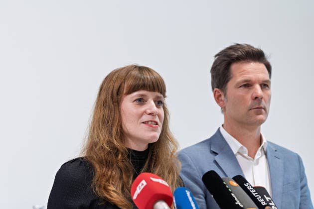 Berlin, 08.10.2026: Kerstin Wolter-Ehling (Die Linke, l.) spricht neben Steffen Krach (SPD) beim gemeinsamen Pressestatement nach Abschluss der Vorgespräche ihrer Parteien im Foyer des Hauses der Statistik in die Mikrofone der Medien. Pressestatement von Linke, Grünen und SPD in Berlin
