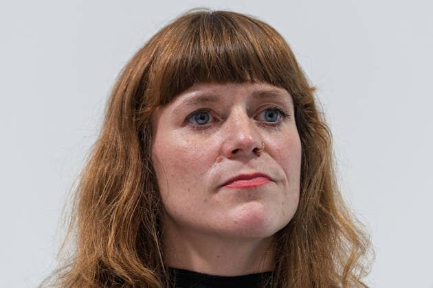 Berlin, 08.10.2026: Kerstin Wolter-Ehling (Die Linke) hört beim gemeinsamen Pressestatement von Die Linke Berlin, Bündnis 90 Die Grünen Berlin und SPD Berlin nach Abschluss der Vorgespräche im Foyer des Hauses der Statistik zu. Pressestatement von Linke, Grünen und SPD in Berlin