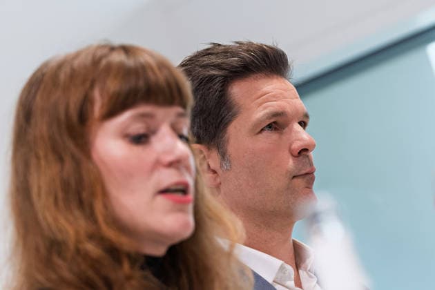 Berlin, 08.10.2026: Steffen Krach (SPD, r.) steht beim gemeinsamen Pressestatement nach Abschluss der Vorgespräche ihrer Parteien im Foyer des Hauses der Statistik neben Kerstin Wolter-Ehling (Die Linke). Pressestatement von Linke, Grünen und SPD in Berlin