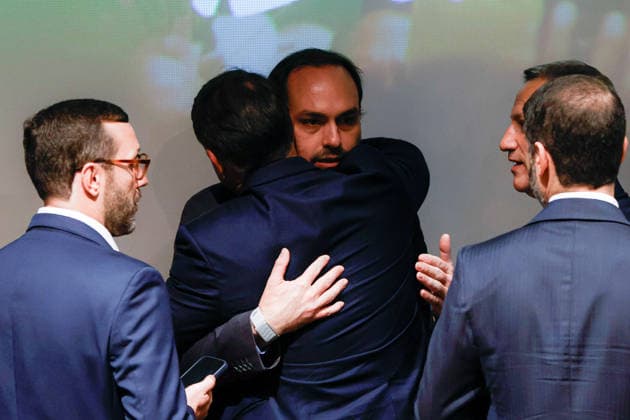 BRASiLIA, DF - 08.10.2026: FLaVIO MEETS WITH POLITICIANS FROM THE PL - Presidential candidate Flavio Bolsonaro embraces Carlos Bolsonaro during a meeting with PL deputies and governors elected this Thursday (October 8th) at the Brasil 21 building. x3026709x  JoaoxPedroxCarvalho