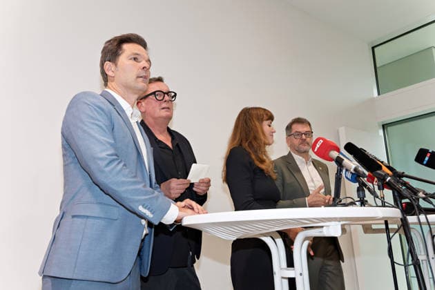 Berlin, 08.10.2026: Steffen Krach (SPD, l.), Kerstin Wolter-Ehling (Die Linke, 2.v.r.) und Werner Graf (Bündnis 90 Die Grünen, r.) stehen nach Abschluss der Vorgespräche ihrer Parteien im Foyer des Hauses der Statistik zu Beginn ihres gemeinsamen Pressestatements vor den Mikrofonen. Pressestatement von Linke, Grünen und SPD in Berlin