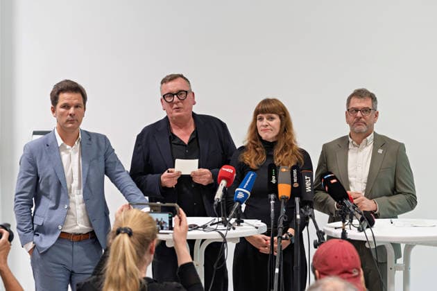 Berlin, 08.10.2026: Steffen Krach (SPD, l.), Kerstin Wolter-Ehling (Die Linke, 2.v.r.) und Werner Graf (Bündnis 90 Die Grünen, r.) stehen nach Abschluss der Vorgespräche ihrer Parteien im Foyer des Hauses der Statistik beim gemeinsamen Pressestatement vor den Mikrofonen der Medien. Pressestatement von Linke, Grünen und SPD in Berlin