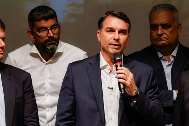BRASiLIA, DF - 08.10.2026: FLaVIO MEETS WITH POLITICIANS FROM THE PL - Presidential candidate Flavio Bolsonaro meets with PL deputies and governors elected this Thursday (October 8th) at the Brasil 21 building. x3026735x  JoaoxPedroxCarvalho