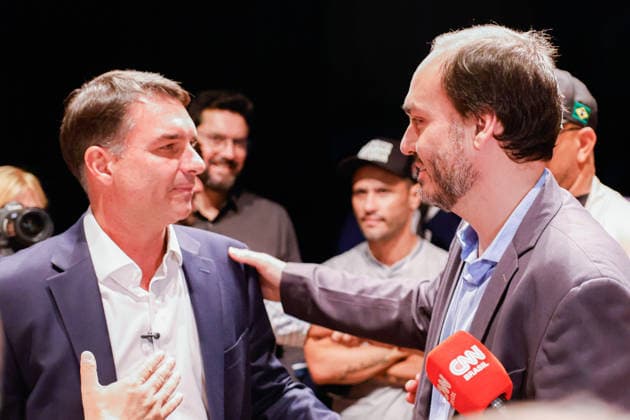 BRASiLIA, DF - 08.10.2026: FLaVIO MEETS WITH POLITICIANS FROM THE PL - Presidential candidate Flavio Bolsonaro meets with PL deputies and governors elected this Thursday (October 8th) at the Brasil 21 building. x3026737x  JoaoxPedroxCarvalho