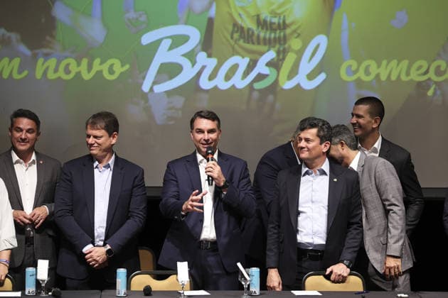 Brazilian presidential candidate Flavio Bolsonaro of the Liberal Party BRASILIA, BRAZIL - OCTOBER 08 : Brazilian presidential candidate Flavio Bolsonaro of the Liberal Party (PL) speaks to the press during a meeting with elected governors ahead of the presidential runoff election, in Brasilia, Brazil on October 08, 2026. Mateus Bonomi Anadolu Brasilia Brazil. Editorial use only. Please get in touch for any other usage.  Copyright: x2026xAnadoluxMateusxBonomix