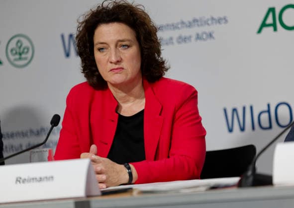 AOK-Fehlzeitenreport 2026 vorgestellt 2026-10-08 Deutschland, Berlin PressekonferenzFehlzeiten-Report 2026 des AOK-Bundesverbands und des Wissenschaftlichen instituts der AOK (WIsO). Im Bild Dr. Carola Reimann, Vorstandsvorsitzende AOK-Bundesverband.