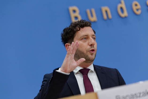 Grüne stellen Plan für Deutschland vor 2026-10-08 Deutschland, Berlin Bundespressekonferenz zur Vorstellung des Leitantrages Unser Plan für Deutschland der Grünen-Bundestagsfraktion. Im Bild Felix Banaszak, Bundesvorsitzender Bündnis 90 Die Grünen.