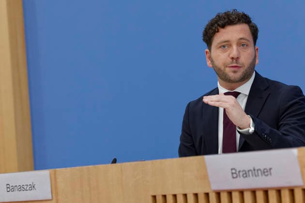 Grüne stellen Plan für Deutschland vor 2026-10-08 Deutschland, Berlin Bundespressekonferenz zur Vorstellung des Leitantrages Unser Plan für Deutschland der Grünen-Bundestagsfraktion. Im Bild Felix Banaszak, Bundesvorsitzender Bündnis 90 Die Grünen.
