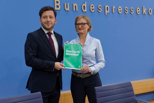 Grüne stellen Plan für Deutschland vor 2026-10-08 Deutschland, Berlin Bundespressekonferenz zur Vorstellung des Leitantrages Unser Plan für Deutschland der Grünen-Bundestagsfraktion. Im Bild Felix Banasz, Bundesvorstizender von Bündnis 90 Die Grünen, und Franziska Brantner, Bundesvorsitzende Bündnis 90 Die Grünen.
