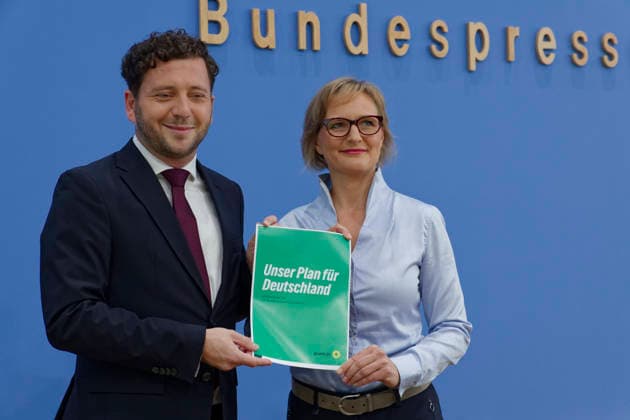 Grüne stellen Plan für Deutschland vor 2026-10-08 Deutschland, Berlin Bundespressekonferenz zur Vorstellung des Leitantrages Unser Plan für Deutschland der Grünen-Bundestagsfraktion. Im Bild Felix Banasz, Bundesvorstizender von Bündnis 90 Die Grünen, und Franziska Brantner, Bundesvorsitzende Bündnis 90 Die Grünen.