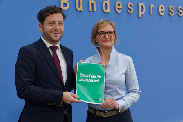 Grüne stellen Plan für Deutschland vor 2026-10-08 Deutschland, Berlin Bundespressekonferenz zur Vorstellung des Leitantrages Unser Plan für Deutschland der Grünen-Bundestagsfraktion. Im Bild Felix Banasz, Bundesvorstizender von Bündnis 90 Die Grünen, und Franziska Brantner, Bundesvorsitzende Bündnis 90 Die Grünen.
