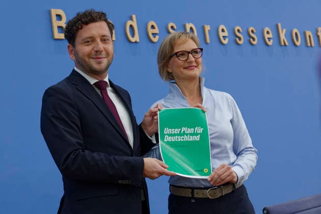 Grüne stellen Plan für Deutschland vor 2026-10-08 Deutschland, Berlin Bundespressekonferenz zur Vorstellung des Leitantrages Unser Plan für Deutschland der Grünen-Bundestagsfraktion. Im Bild Felix Banasz, Bundesvorstizender von Bündnis 90 Die Grünen, und Franziska Brantner, Bundesvorsitzende Bündnis 90 Die Grünen.
