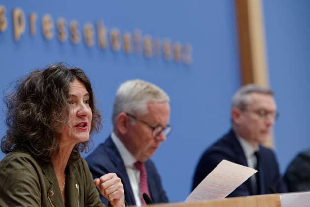Normenkontrollrat zum Bürokratieabbau 2026-10-08 Deutschland, Berlin Bundespressekonferenz: Jahresbericht des Nationalen Normenkontrollrats (NKR) zum Bürokratieabbau. Im Bild v. l. Prof. Dr. Sabine Kuhlmann, Stellv. Vorsitzende des Nationlen Normenkontrollrats, Lutz Goebel, Vorsitzender des Nationalen Normenkontrollrats, Karsten Wildberger (CDU), Bundesminister für Digitalisierung und Staatsmodernisierung.