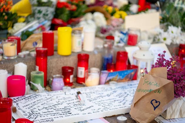 October 8, 2026, Madrid, Spain: Candles and handwritten messages are seen outside the home of Maricarmen. The tribute follows the death in hospital of the 87 year old woman, whose eviction sparked protests over Spains housing crisis. Madrid, Spain, October 8, 2026 Madrid Spain - ZUMAc317 20261008_zip_c317_003 Copyright: xAdelinaxCobosx