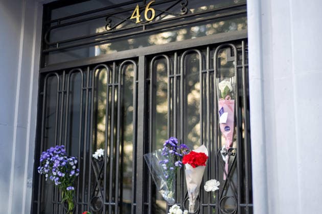 October 8, 2026, Madrid, Spain: Flowers are seen attached to the entrance of the apartment building where Maricarmen lived, on Alcalde Sainz de Baranda street in Madrid. The tribute follows the death in hospital of the 87 year old woman, whose eviction sparked protests over Spains housing crisis. Madrid, Spain, October 8, 2026 Madrid Spain - ZUMAc317 20261008_zip_c317_004 Copyright: xAdelinaxCobosx