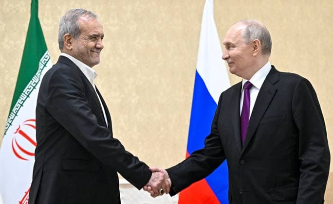 Turkmenistan Russia 9260806 08.10.2026 Iranian President Masoud Pezeshkian and Russian President Vladimir Putin shake hands as they pose for photos before a meeting in Turkmenbashi, Turkmenistan. Sergey Bobylev Sputnik Turkmenbashi Turkmenistan  Copyright: xSergeyxBobylevx