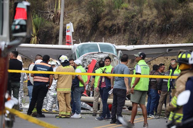 Cuenca,Ecuador, October 8, 2026 Shortly after noon, a light aircraft veered off the runway during airport operations. The plane ended up crashing outside the airport terminal and came to a stop on Hurtado de Mendoza Avenue, in the Milchichig ravine area. Preliminary reports identify the aircraft as a Cessna Grand Caravan EX belonging to Cuencana Airlines. Photo: Boris Romoleroux API 20261008 248479 6ac7e5939af3at 6:42 p.m. Copyright: xBORISxROMOLEROUXx