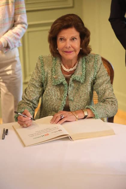Königin Silvia von Schweden beim Eintrag ins Goldene Buch der Stadt Konstanz zum Jubiläum der Mentor-Stiftung auf der Insel Mainau. Mainau, 08.10.2026 Copyright: xAgenturxMatthiasxWehnertx xM.xGränzdörferx