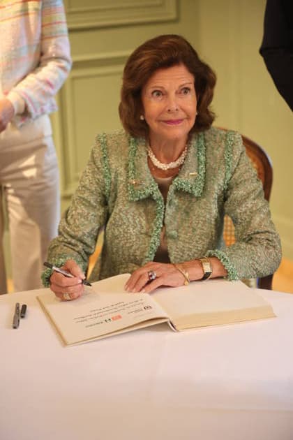 Königin Silvia von Schweden beim Eintrag ins Goldene Buch der Stadt Konstanz zum Jubiläum der Mentor-Stiftung auf der Insel Mainau. Mainau, 08.10.2026 Copyright: xAgenturxMatthiasxWehnertx xM.xGränzdörferx