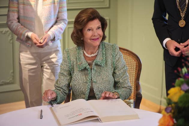 Königin Silvia von Schweden beim Eintrag ins Goldene Buch der Stadt Konstanz zum Jubiläum der Mentor-Stiftung auf der Insel Mainau. Mainau, 08.10.2026 Copyright: xAgenturxMatthiasxWehnertx xM.xGränzdörferx