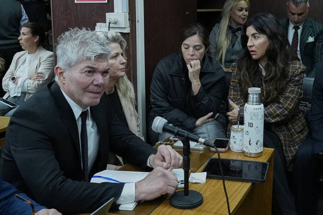 Closing arguments begin in the Maradona s death in Argentina SAN ISIDRO, ARGENTINA - OCTOBER 8: Maradona’s Laywer Fernando Burlando (L) is seen at the courthouse as prosecutors and plaintiff attorneys present their closing arguments before Oral Criminal Court No. 7 in San Isidro, Argentina on October 8, 2026. The trial has entered its final stage, with the accusing parties seeking severe penalties against seven medical professionals charged with homicide with eventual intent over allegations of negligent and indifferent medical care that contributed to Maradona’s death. Luciano Gonzalez Anadolu San Isidro Argentina. Editorial use only. Please get in touch for any other usage.  Copyright: x2026xAnadoluxLucianoxGonzalezx