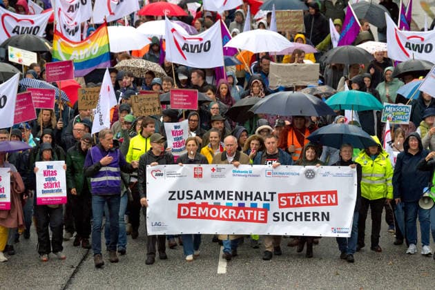 08.10.2026, Sozialstaatsdemonstration in Kiel Unter dem Motto Demokratie sichern - Zusammenhalt stärken haben die Wohlfahrtsverbände in Kiel zur Demonstration aufgerufen. Etwa 5000 Teilnehmer zogen nach der Eröffnungskundgebung vom Kieler Rathausplatz über den Düsternbrooker Weg zum Kieler Landeshaus Kiel Düsternbrooker Weg Schleswig-Holstein Deutschland
