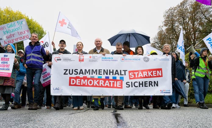 08.10.2026, Sozialstaatsdemonstration in Kiel Unter dem Motto Demokratie sichern - Zusammenhalt stärken haben die Wohlfahrtsverbände in Kiel zur Demonstration aufgerufen. Etwa 5000 Teilnehmer zogen nach der Eröffnungskundgebung vom Kieler Rathausplatz über den Düsternbrooker Weg zum Kieler Landeshaus Kiel Düsternbrooker Weg Schleswig-Holstein Deutschland
